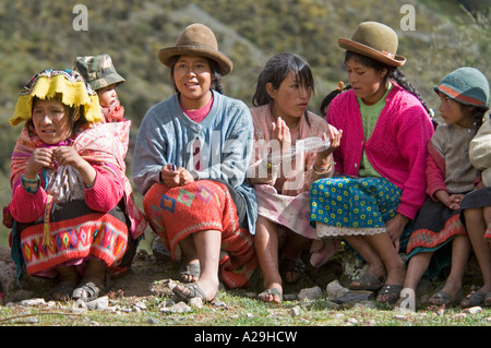 Peruviani locali di persone in abito tradizionale visita il campo base all'inizio della " comunità " Inca Trail. Foto Stock