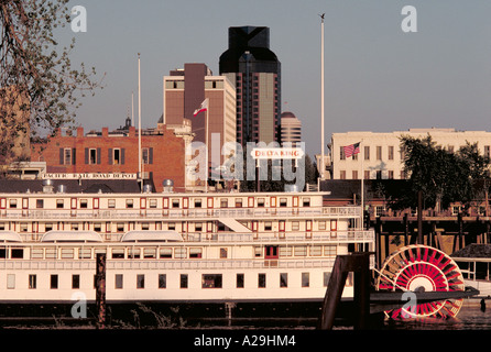 Elk212 1003 California Sacramento dalla Città Vecchia e Delta King pedalo' steamboat da attraverso il fiume Sacramento Foto Stock