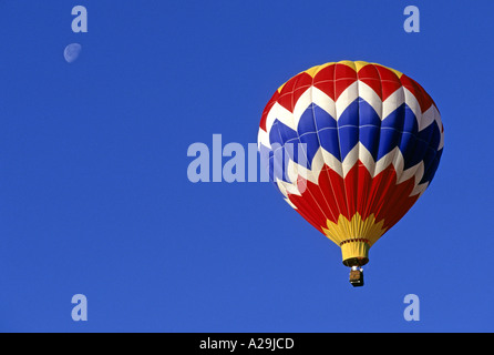 Una colorata mongolfiera climbing contro un cielo blu al Delray Beach Balloon Fiesta Florida USA Foto Stock
