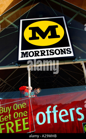 Un supermercato Morrisons firmare al di fuori del negozio a Bideford, nel Devon Foto Stock