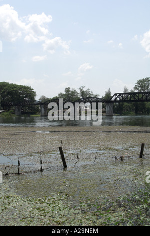 Vecchia ferrovia nei pressi del ponte sul fiume Kwai Foto Stock