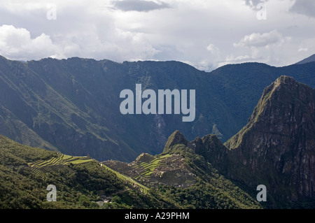 Una vista orizzontale che illustra tutta l'antico sito Inca di Machu Picchu in Perù adottata dall'ONU 'gate'. Foto Stock