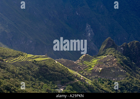 Una vista orizzontale che illustra tutta l'antico sito Inca di Machu Picchu in Perù adottata dall'ONU 'gate'. Foto Stock