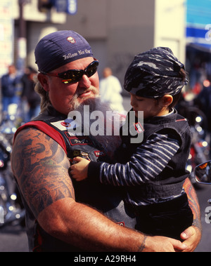 Harley Davidson Rider e figlio a Okinawa City Gate 2 Festival Foto Stock