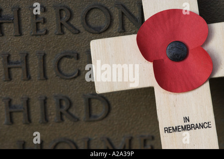 Piccola sezione di una guerra mondiale due lapide con un ricordo in legno cross in appoggio contro di essa. Foto Stock