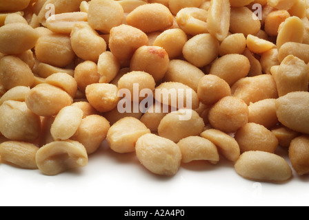 Salate arachidi tostate cibo naturale organici sgusciate Cucina cucinare consumano il gusto di sementi del kernel la salute Dieta snack arachidi monkeynut Foto Stock