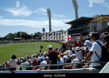 Sezione della folla a partita di cricket, Perth, Western Australia, con l'Inghilterra e bandiere Australiano. Terza prova 2006. Foto Stock