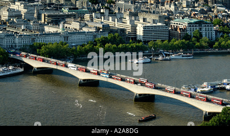 Double Deckers sul Tamigi a Londra Foto Stock