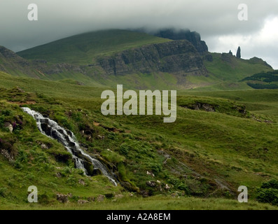 Vista del vecchio uomo di Storr sull'isola di Skye in Scozia Foto Stock
