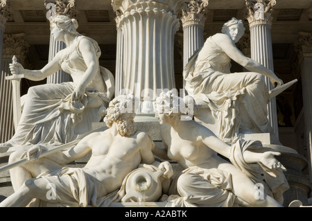 Vienna Il Parlamento Pallas Athene Fontana Foto Stock