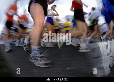 La sfocatura di una folla di runner s gambe distorta da un obiettivo grandangolare durante la maratona di Londra Foto Stock