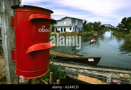 Myanmar Birmania Lago Inle Ywama villaggio galleggiante di comunicazioni nella casella postale Foto Stock