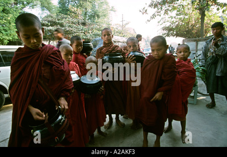 Myanmar Birmania settentrionale i giovani monaci buddisti di mattina alms round Foto Stock