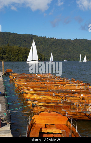 Barche a remi a Windermere sul Lago di Windermere Foto Stock