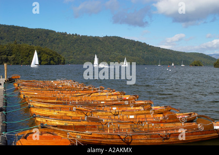 Barche a remi a Windermere sul Lago di Windermere Foto Stock