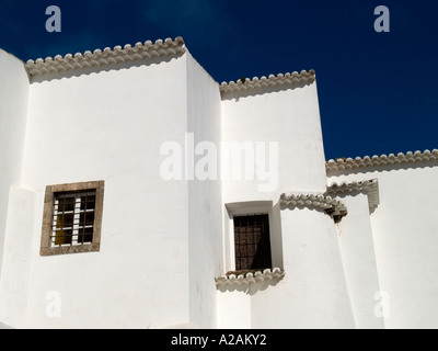 Chiesa bianca muro contro il cielo blu, Monchique, Algarve, Portogallo. Foto Stock