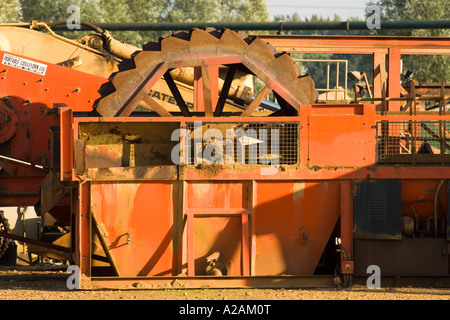 I vecchi macchinari in disuso per l'estrazione di ghiaia nei pressi di Barton bloccare sul fiume Nene Foto Stock