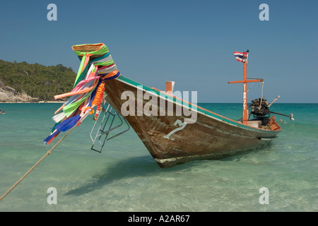 Thailandia Ko Phangan Pha Ngan Hat rin Haad Rin sunrise beach panno colorato legato come buona fortuna garland sulla prua della lunga coda di barca Foto Stock