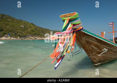 Thailandia Ko Phangan Pha Ngan Hat rin Haad Rin sunrise beach panno colorato legato come buona fortuna garland sulla prua della lunga coda di barca Foto Stock