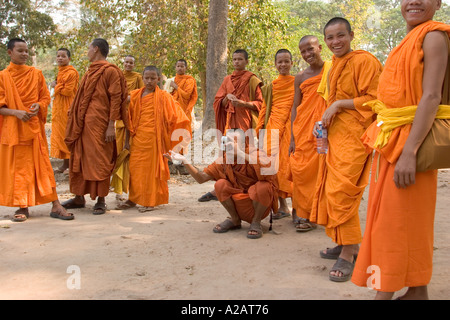 Cambogia Siem Reap Angkor Thom Phimeanakas tempio religione i monaci buddisti a ridere come si scatta una foto Foto Stock