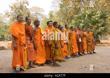 Cambogia Siem Reap Angkor Thom Phimeanakas tempio la religione dei monaci buddisti in linea come un altro monaco prende foto ricordo Foto Stock
