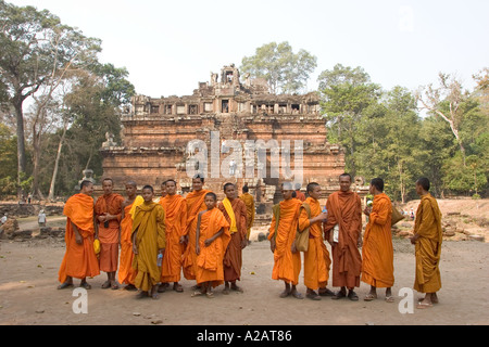 Cambogia Siem Reap Angkor Thom Phimeanakas tempio i monaci buddisti schierate per una foto souvenir di fronte al tempio Foto Stock