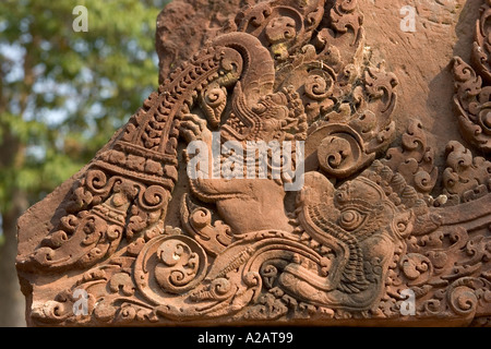 Cambogia Siem Reap i templi di Angkor Banteay Srei tempio indù dettaglio di toran carving intorno all'ingresso Foto Stock