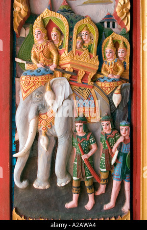 Thailandia Ko Samui Religione buddisti Wat Nuan Naram intaglio del legno di elephant processione su otturatore della finestra Foto Stock