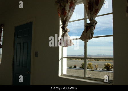 Vista dalla stanza del motel del Roy's Cafe e la stazione di gas sul percorso 66 Amboy, California, Stati Uniti d'America. Foto Stock