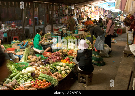 Cambogia Siem Reap Psar Chaa vecchio mercato bancarelle di ortaggi Foto Stock