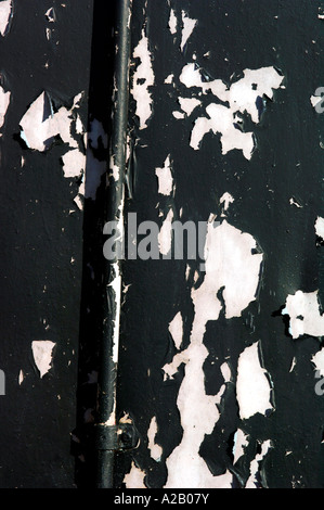 In vernice nera Spellatura di un bianco superficie di legno. Foto Stock