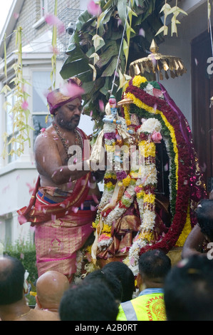 Santo uomo dallo Sri Kanaga Thurkai Amman Tempio l'annuale Festival Chariot West Ealing Londra Foto Stock