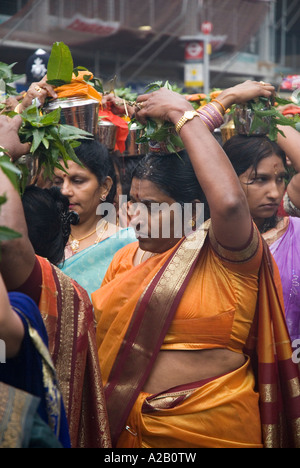 Le donne dal Sri Kanaga Thurkai Amman Tempio prende parte all'annuale Festival Chariot West Ealing Londra Foto Stock