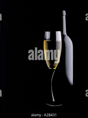 Bottiglia di vino e vetro Foto Stock