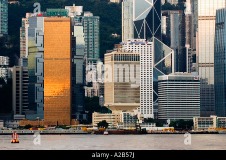 Alba vista dell'Isola di Hong Kong da Tsim Sha Tsui Promenade, Kowloon, Hong Kong, Cina Foto Stock