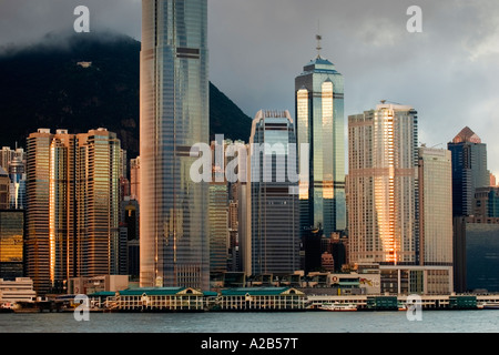 Alba vista del Victoria Harbour con Ferry Terminal e grattacieli sull isola di Hong Kong, Hong Kong, Cina