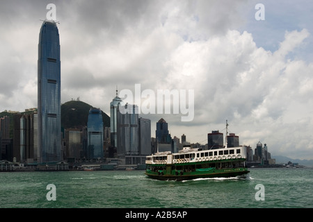 Un traghetto Star attraversa il Victoria Harbour, Hong Kong, Cina. Isola di Hong Kong è in background. Foto Stock