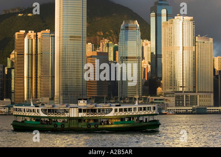 Un traghetto Star attraversa il Victoria Harbour, Hong Kong, Cina. Isola di Hong Kong è in background. Foto Stock