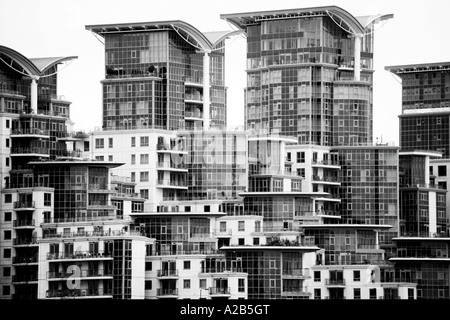 Bianco e nero monocromatico St George Wharf lusso moderno sistemazione di sviluppo residenziale Appartamento PenCentral Londra Inghilterra REGNO UNITO Foto Stock