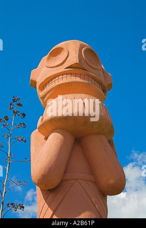 Statua fuori la riproduzione Taino villaggio indiano, Chorro de Maita, pattini, nei pressi di Guardalavaca, provincia di Holguin, Cuba Foto Stock