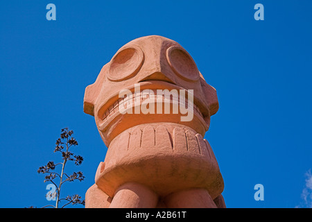 Statua fuori la riproduzione Taino villaggio indiano, Chorro de Maita, pattini, nei pressi di Guardalavaca, provincia di Holguin, Cuba Foto Stock