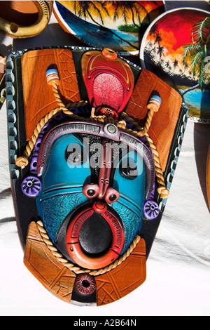 In ceramica colorata Maschera in ceramica per la vendita nel mercato di artigianato, Guardalavaca, provincia di Holguin, Cuba Foto Stock