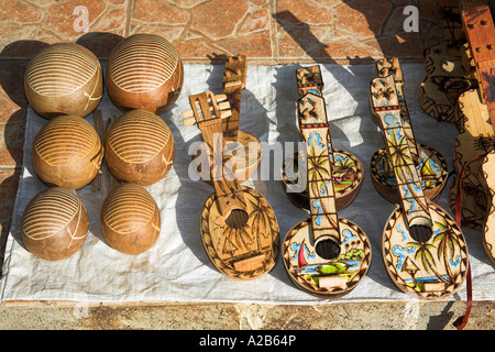 Huiros e chitarre per la vendita nel mercato di artigianato, Guardalavaca, provincia di Holguin, Cuba Foto Stock