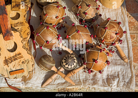 Le maracas e chitarre per la vendita nel mercato di artigianato, Guardalavaca, provincia di Holguin, Cuba Foto Stock