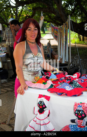 Signora locale di vendita bambole nero nel mercato dell'artigianato, Guardalavaca, provincia di Holguin, Cuba Foto Stock