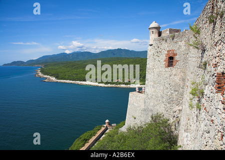 Castillo del Morro e La Sierra Maestra montagne, San Pedro de la Roca, Morro Castle, Santiago Bay, Santiago de Cuba, Cuba Foto Stock