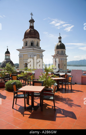 La Cattedrale, dal tetto del Hotel Casa Granda, il Parque Cespedes, Santiago de Cuba, Cuba Foto Stock