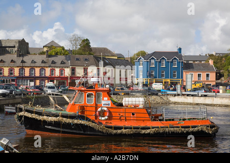 Scialuppa di salvataggio in porto con edifici del comune Castletownbere County Cork Eire Europa Foto Stock