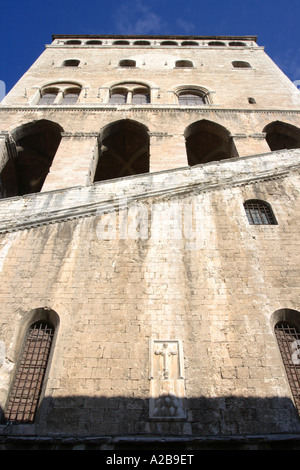 Basso angolo vista del Palazzo dei Consoli a Gubbio, Italia Foto Stock