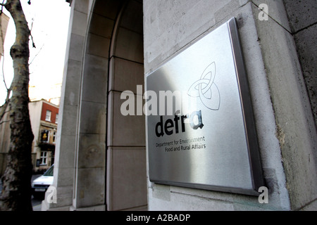 Cartello fuori ufficio per Defra Dipartimento per l'ambiente alimentare e gli affari rurali Horseferry Road London REGNO UNITO Foto Stock